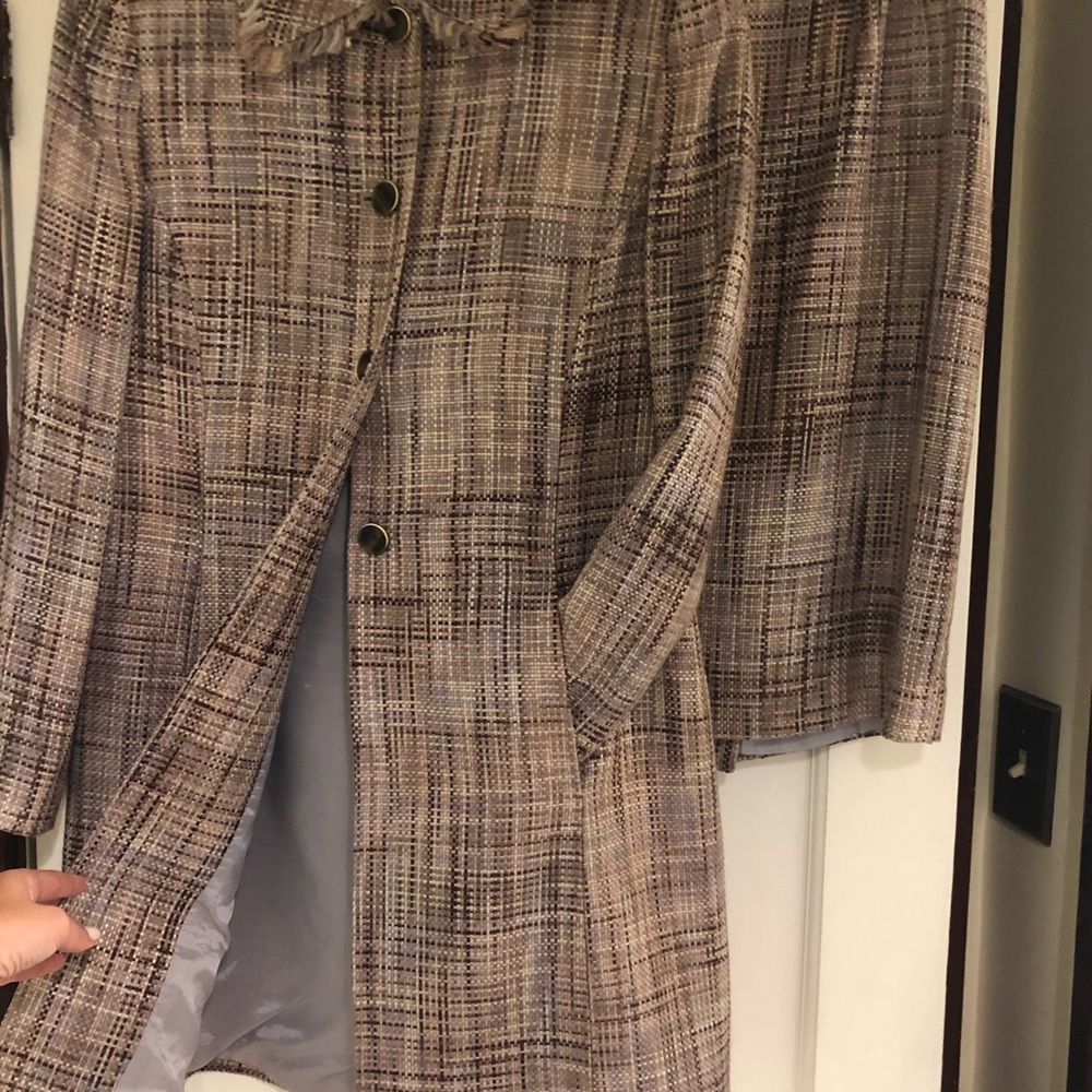 Le Suit! Gorgeous, like new size 6 skirt suit.